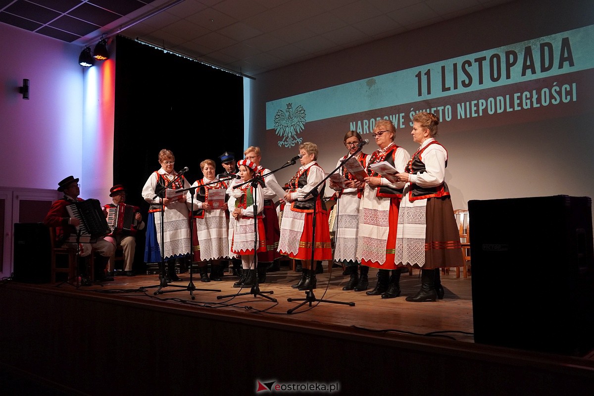 Śpiewanie pieśni patriotycznych z okazji Narodowego Święta Niepodległości w Lelisie [13.11.2023] - zdjęcie #31 - eOstroleka.pl