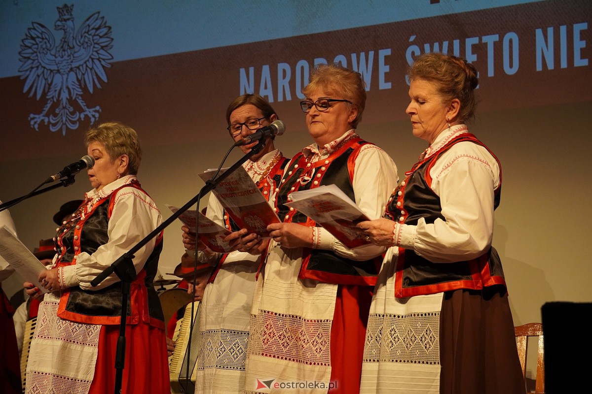 Śpiewanie pieśni patriotycznych z okazji Narodowego Święta Niepodległości w Lelisie [13.11.2023] - zdjęcie #32 - eOstroleka.pl