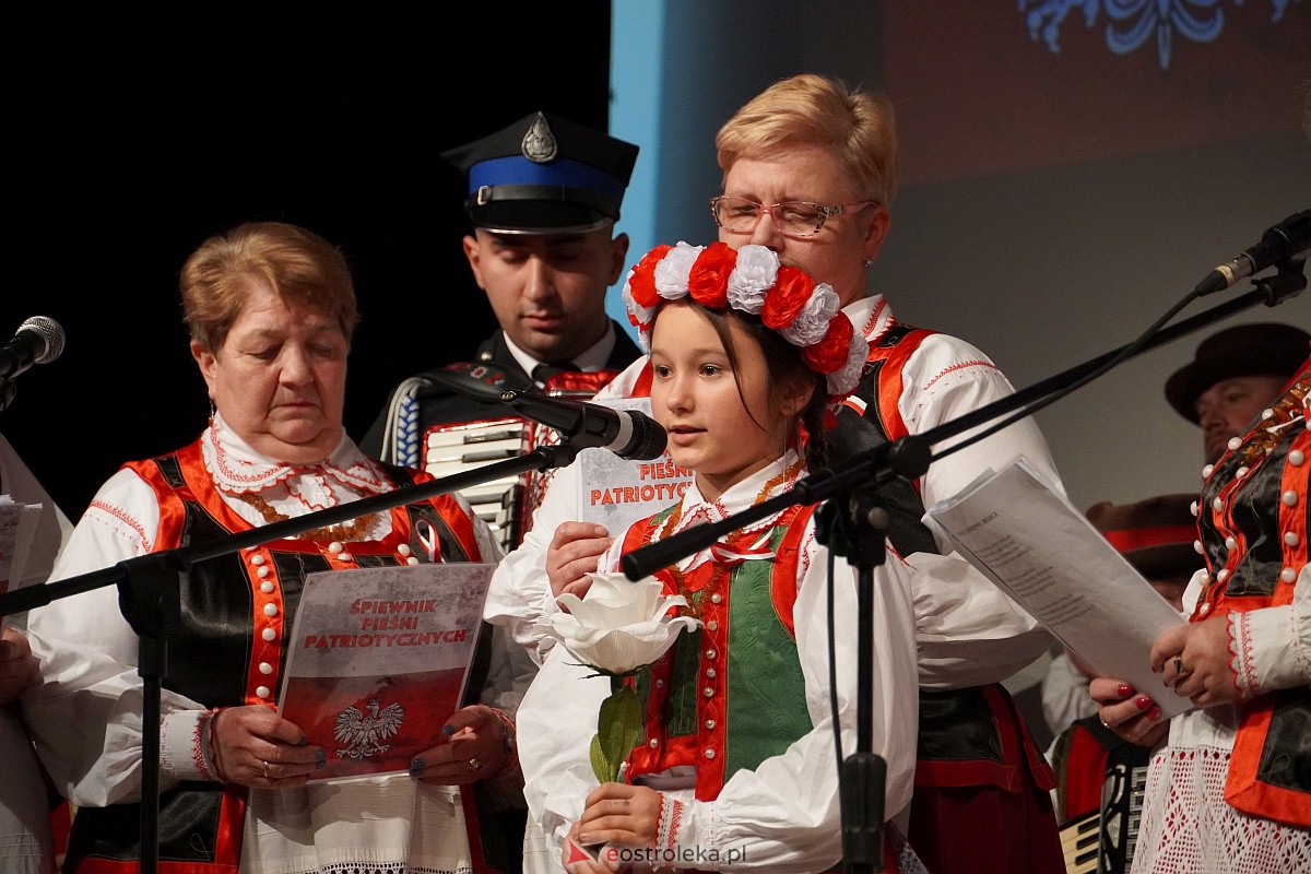 Śpiewanie pieśni patriotycznych z okazji Narodowego Święta Niepodległości w Lelisie [13.11.2023] - zdjęcie #33 - eOstroleka.pl