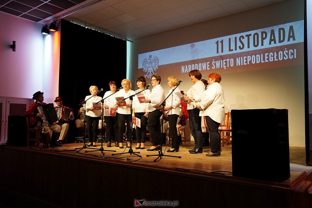 Śpiewanie pieśni patriotycznych z okazji Narodowego Święta Niepodległości w Lelisie [13.11.2023] - zdjęcie #35 - eOstroleka.pl