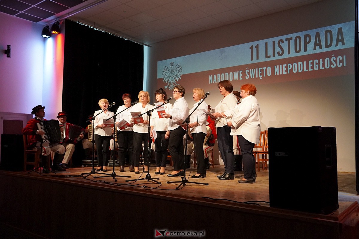 Śpiewanie pieśni patriotycznych z okazji Narodowego Święta Niepodległości w Lelisie [13.11.2023] - zdjęcie #36 - eOstroleka.pl