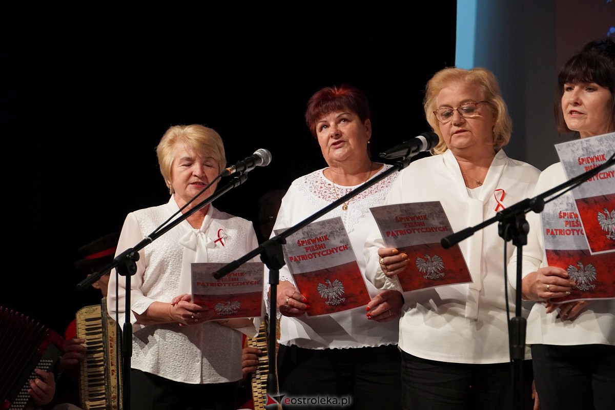 Śpiewanie pieśni patriotycznych z okazji Narodowego Święta Niepodległości w Lelisie [13.11.2023] - zdjęcie #37 - eOstroleka.pl
