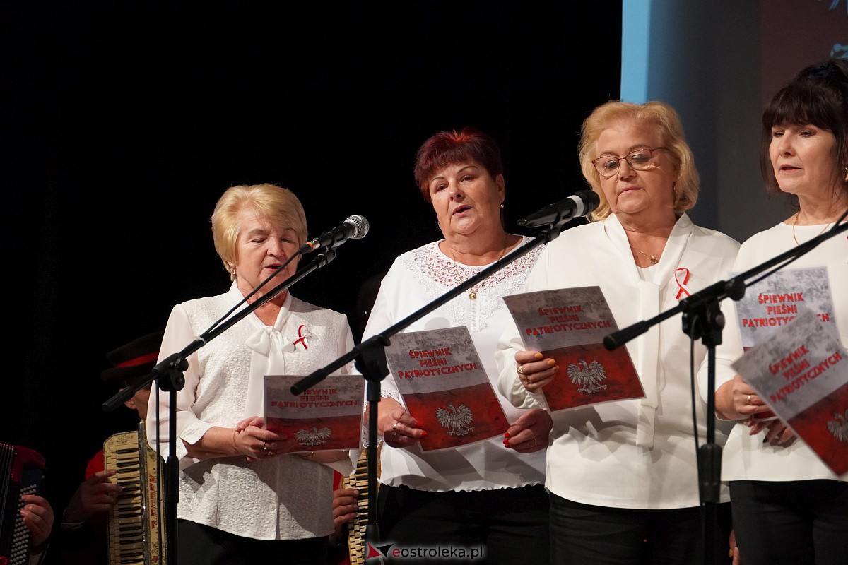 Śpiewanie pieśni patriotycznych z okazji Narodowego Święta Niepodległości w Lelisie [13.11.2023] - zdjęcie #38 - eOstroleka.pl
