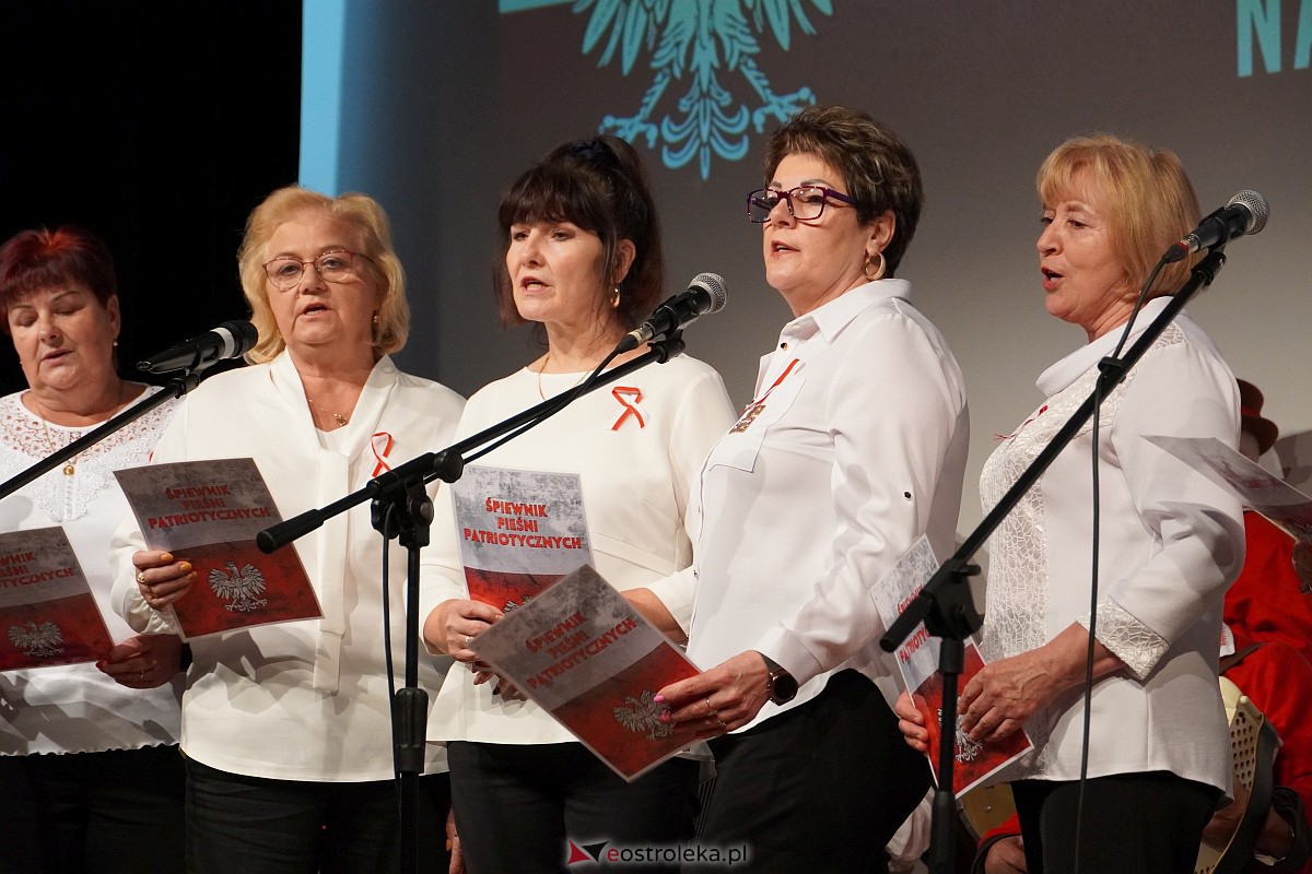 Śpiewanie pieśni patriotycznych z okazji Narodowego Święta Niepodległości w Lelisie [13.11.2023] - zdjęcie #39 - eOstroleka.pl