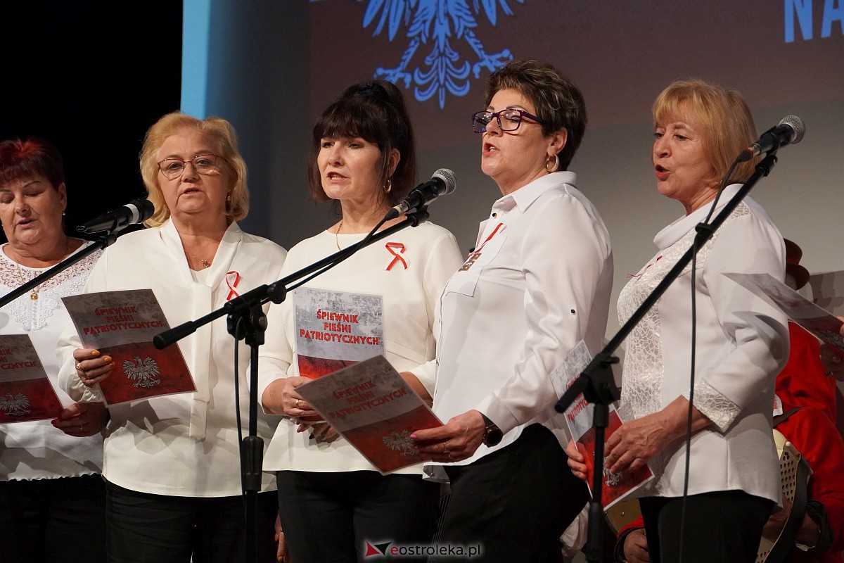 Śpiewanie pieśni patriotycznych z okazji Narodowego Święta Niepodległości w Lelisie [13.11.2023] - zdjęcie #40 - eOstroleka.pl