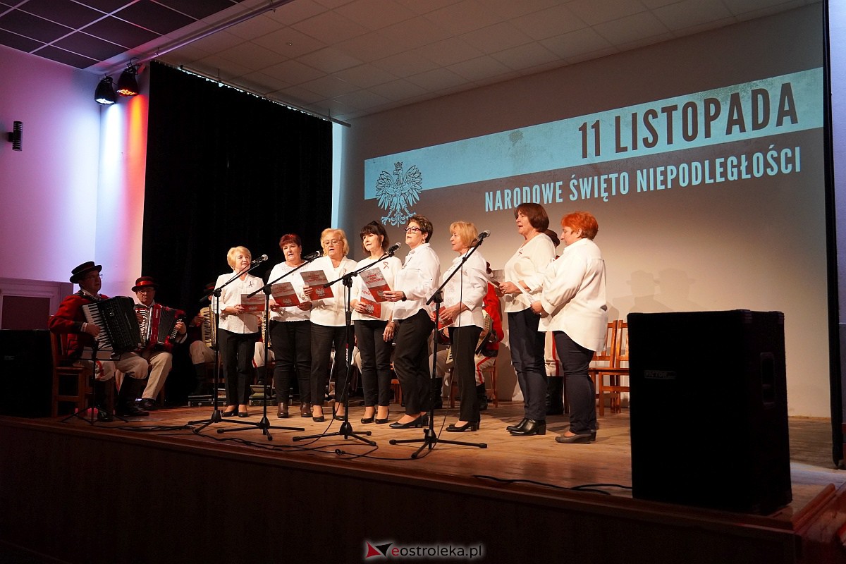 Śpiewanie pieśni patriotycznych z okazji Narodowego Święta Niepodległości w Lelisie [13.11.2023] - zdjęcie #42 - eOstroleka.pl