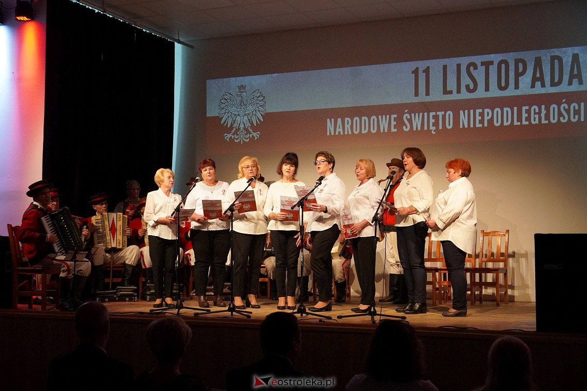 Śpiewanie pieśni patriotycznych z okazji Narodowego Święta Niepodległości w Lelisie [13.11.2023] - zdjęcie #43 - eOstroleka.pl