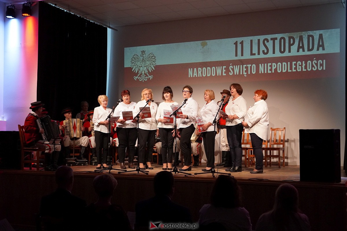Śpiewanie pieśni patriotycznych z okazji Narodowego Święta Niepodległości w Lelisie [13.11.2023] - zdjęcie #44 - eOstroleka.pl