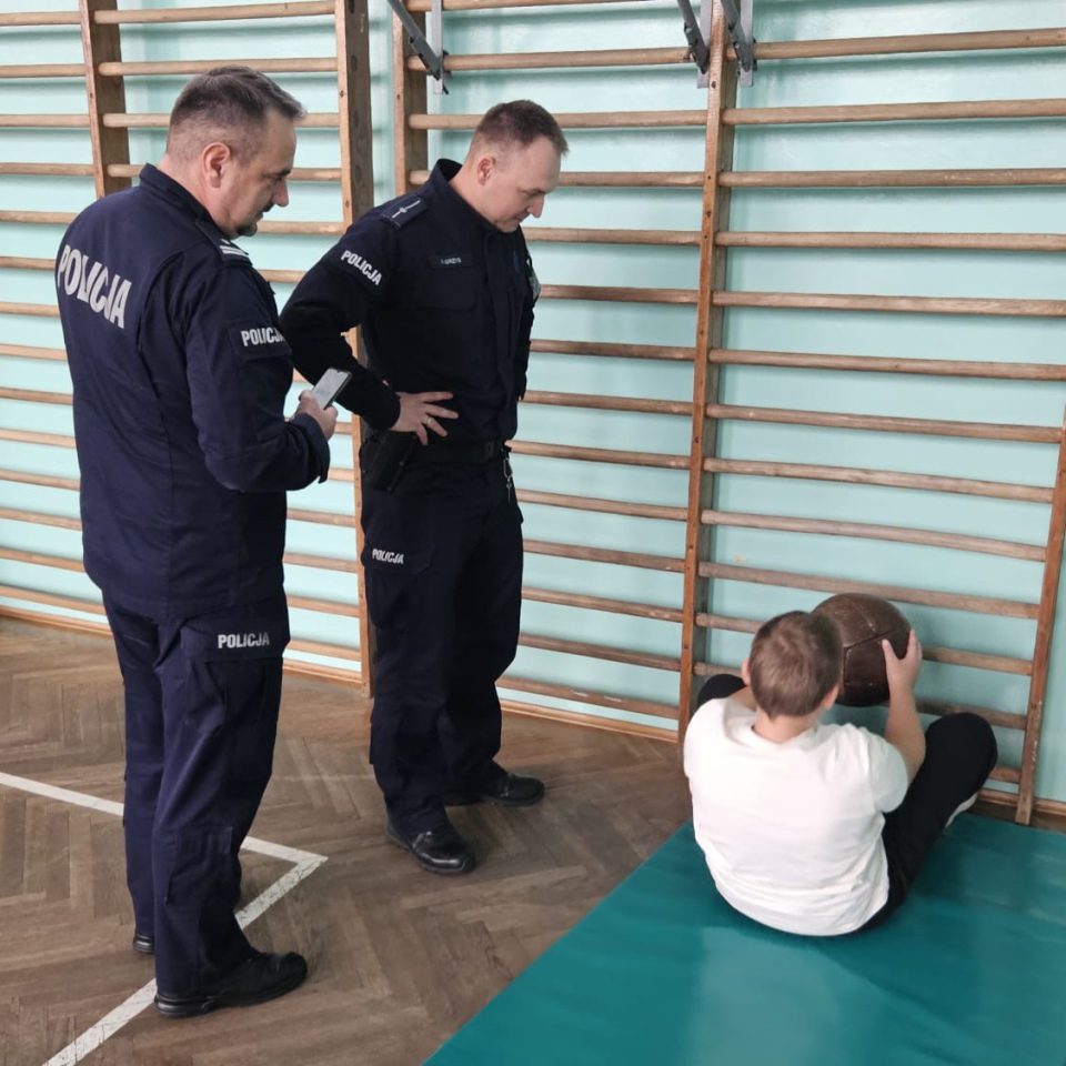 Klasy mundurowe z ZSZ nr 2 na torze sprawnościowym dla policjantów [14.11.2023] - zdjęcie #8 - eOstroleka.pl