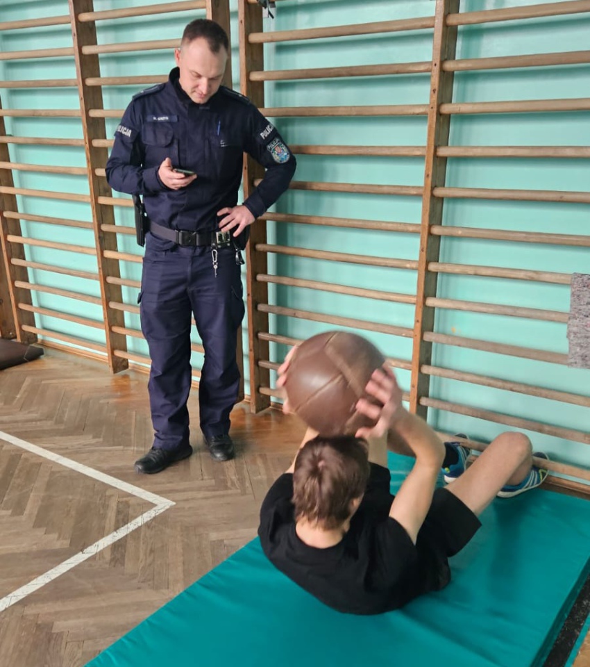 Klasy mundurowe z ZSZ nr 2 na torze sprawnościowym dla policjantów [14.11.2023] - zdjęcie #7 - eOstroleka.pl