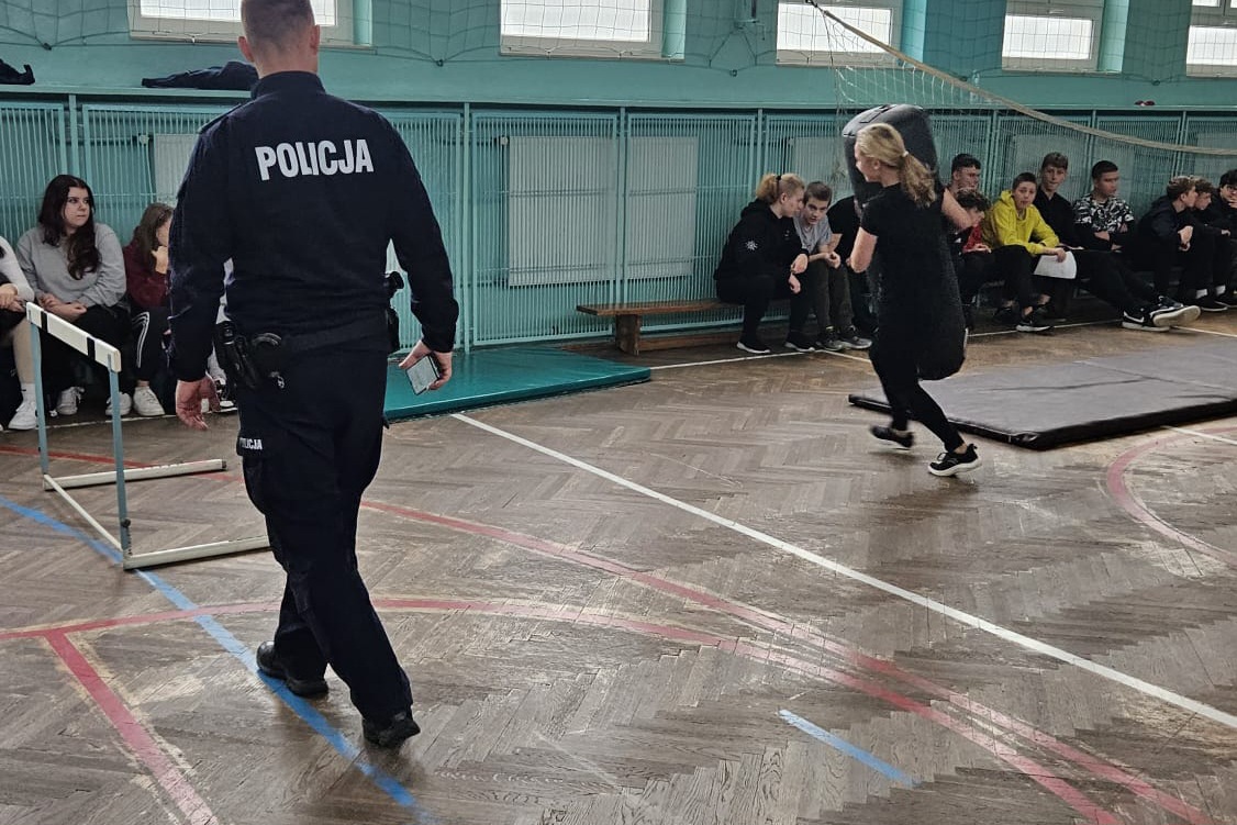 Klasy mundurowe z ZSZ nr 2 na torze sprawnościowym dla policjantów [14.11.2023] - zdjęcie #5 - eOstroleka.pl