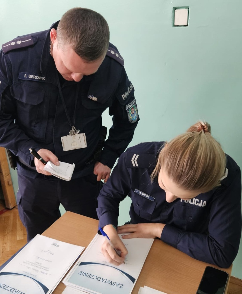 Klasy mundurowe z ZSZ nr 2 na torze sprawnościowym dla policjantów [14.11.2023] - zdjęcie #3 - eOstroleka.pl