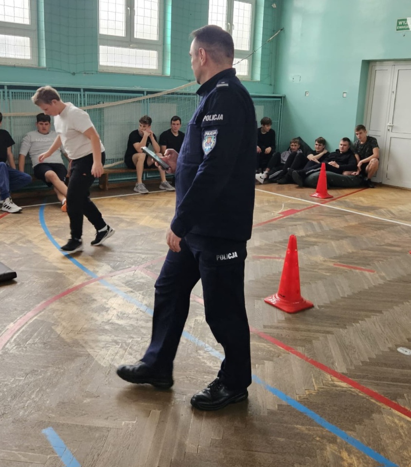 Klasy mundurowe z ZSZ nr 2 na torze sprawnościowym dla policjantów [14.11.2023] - zdjęcie #2 - eOstroleka.pl