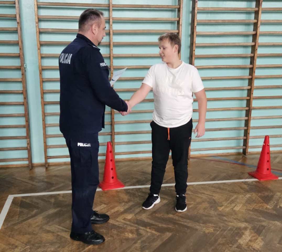 Klasy mundurowe z ZSZ nr 2 na torze sprawnościowym dla policjantów [14.11.2023] - zdjęcie #1 - eOstroleka.pl