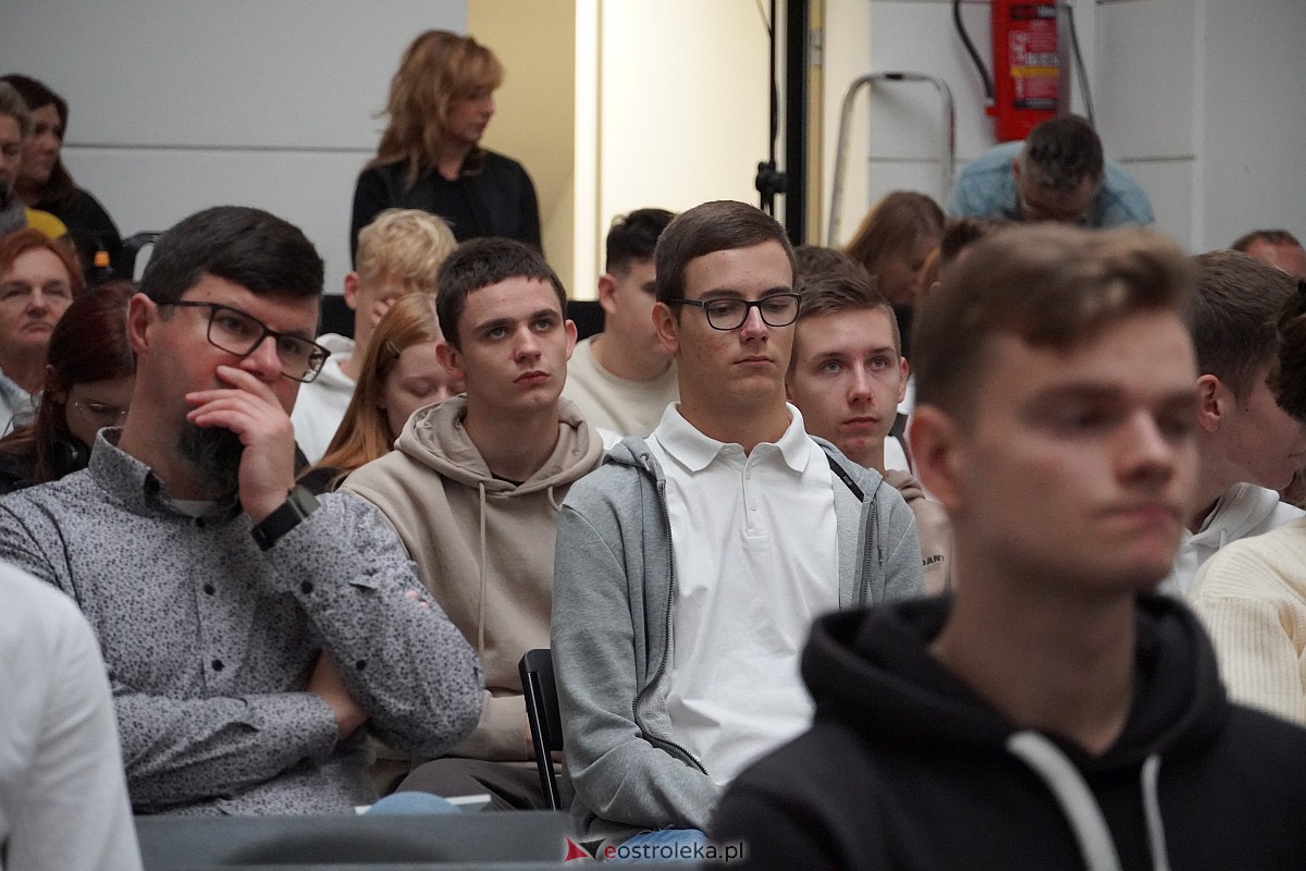 Konferencja podsumowująca projekt konserwacji obrazu Bitwa pod Ostrołęką Karola Malankiewicza [15.11.2023] - zdjęcie #14 - eOstroleka.pl