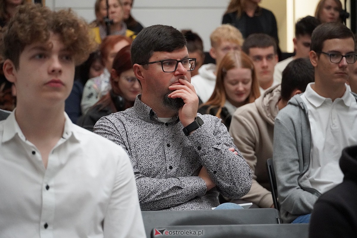 Konferencja podsumowująca projekt konserwacji obrazu Bitwa pod Ostrołęką Karola Malankiewicza [15.11.2023] - zdjęcie #13 - eOstroleka.pl