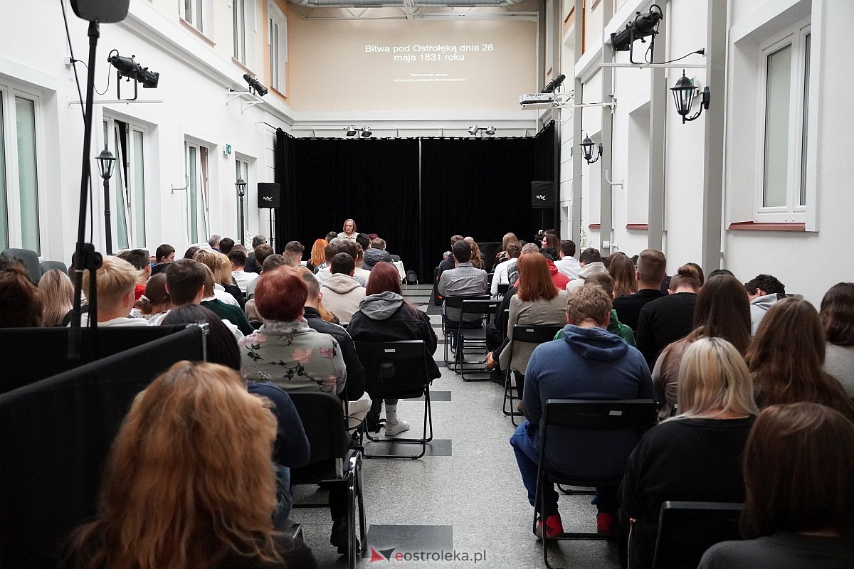 Konferencja podsumowująca projekt konserwacji obrazu Bitwa pod Ostrołęką Karola Malankiewicza [15.11.2023] - zdjęcie #10 - eOstroleka.pl