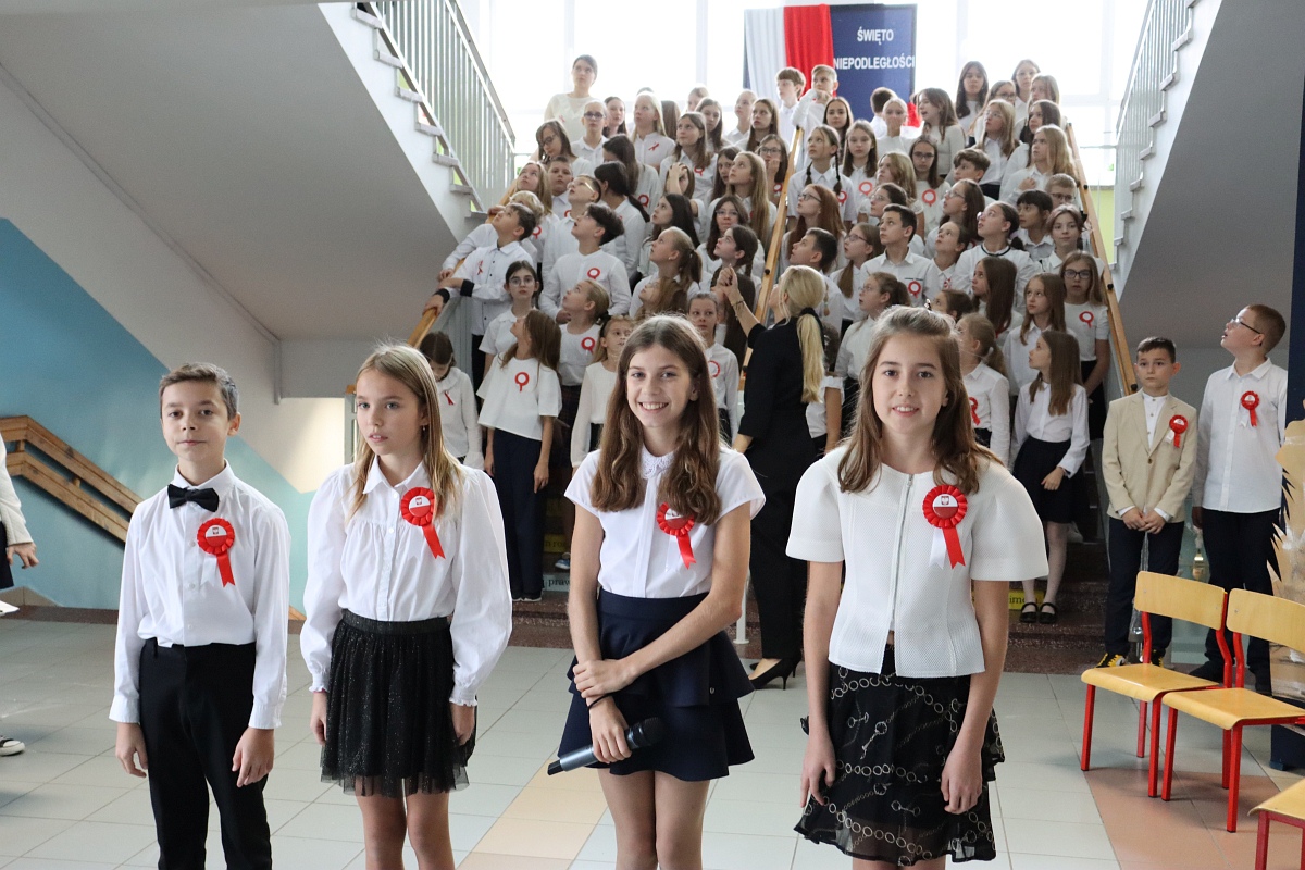 Narodowe Święto Niepodległości w SP 10 [10/13.11.2023] - zdjęcie #18 - eOstroleka.pl