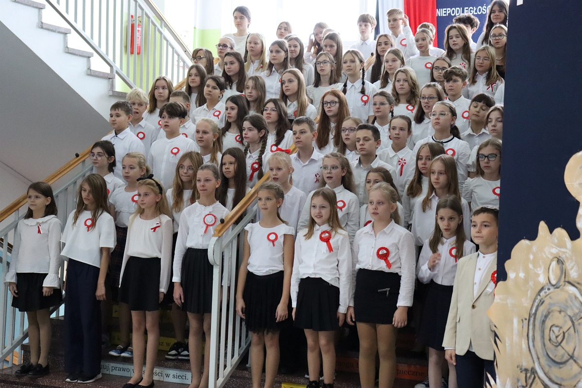 Narodowe Święto Niepodległości w SP 10 [10/13.11.2023] - zdjęcie #13 - eOstroleka.pl