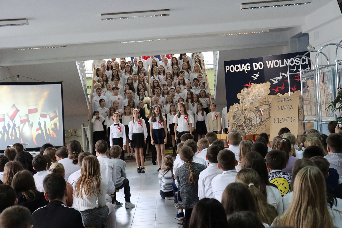 Narodowe Święto Niepodległości w SP 10 [10/13.11.2023] - zdjęcie #11 - eOstroleka.pl