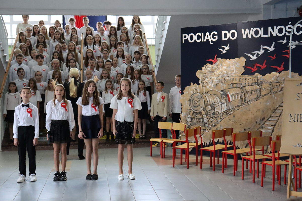 Narodowe Święto Niepodległości w SP 10 [10/13.11.2023] - zdjęcie #9 - eOstroleka.pl