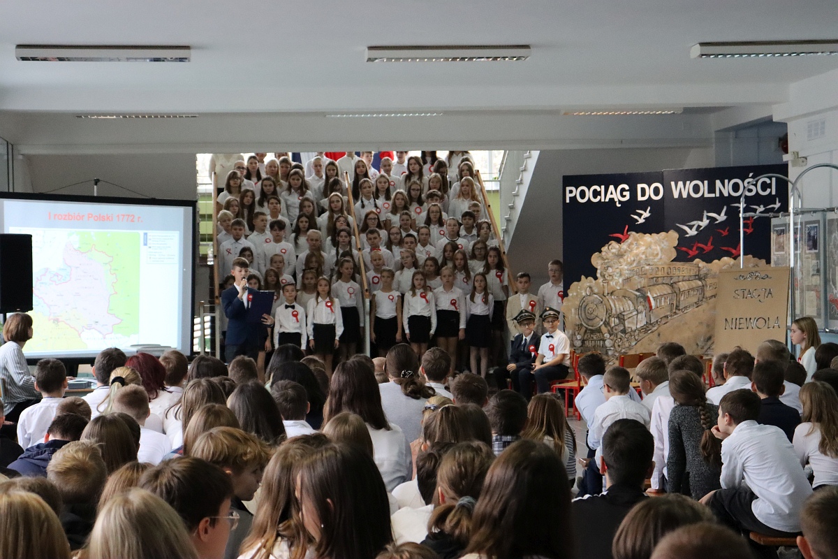 Narodowe Święto Niepodległości w SP 10 [10/13.11.2023] - zdjęcie #4 - eOstroleka.pl