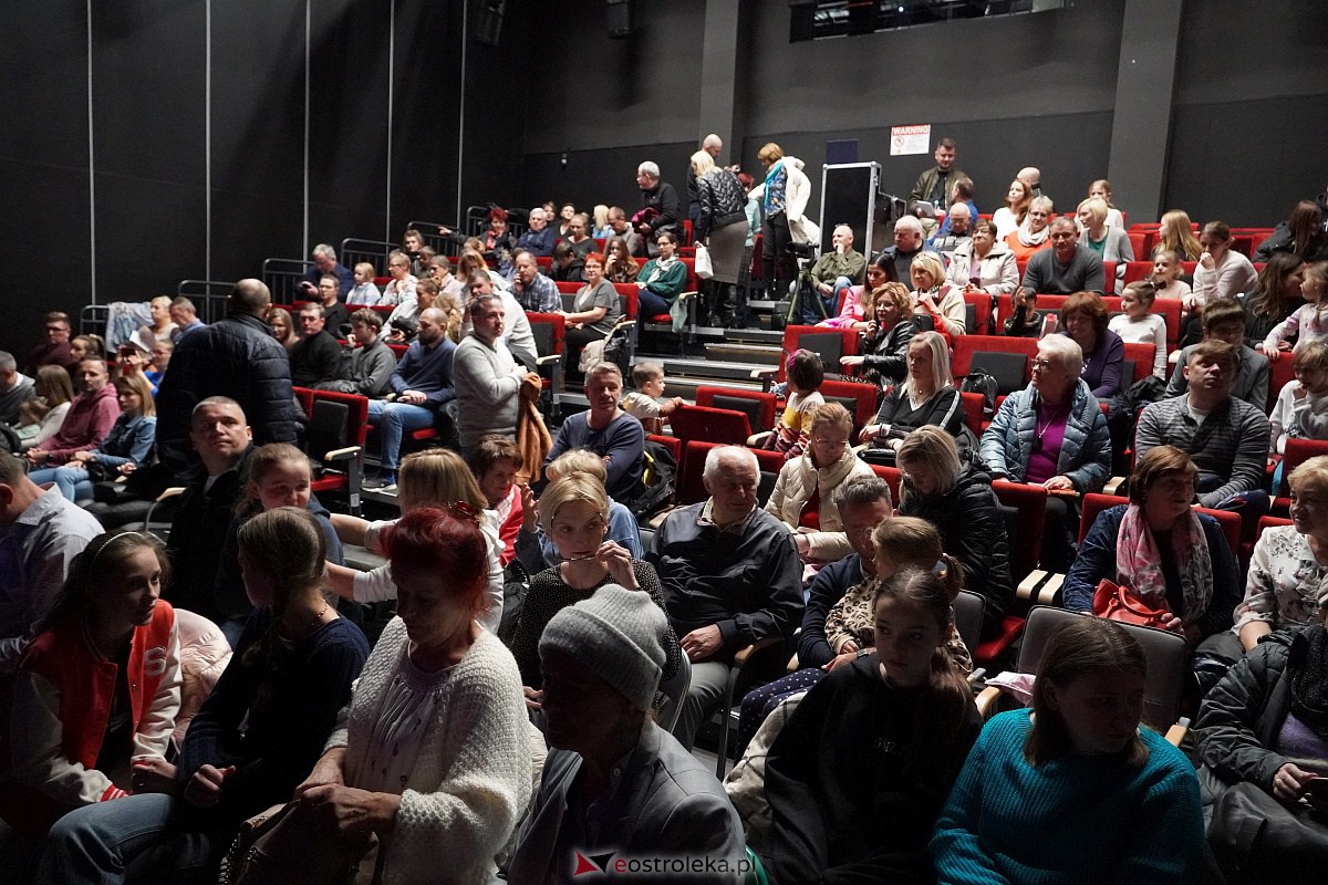 Muzyczny wehikuł czasu Studia Piosenki METRO Ostrołęka [16.11.2023] - zdjęcie #43 - eOstroleka.pl