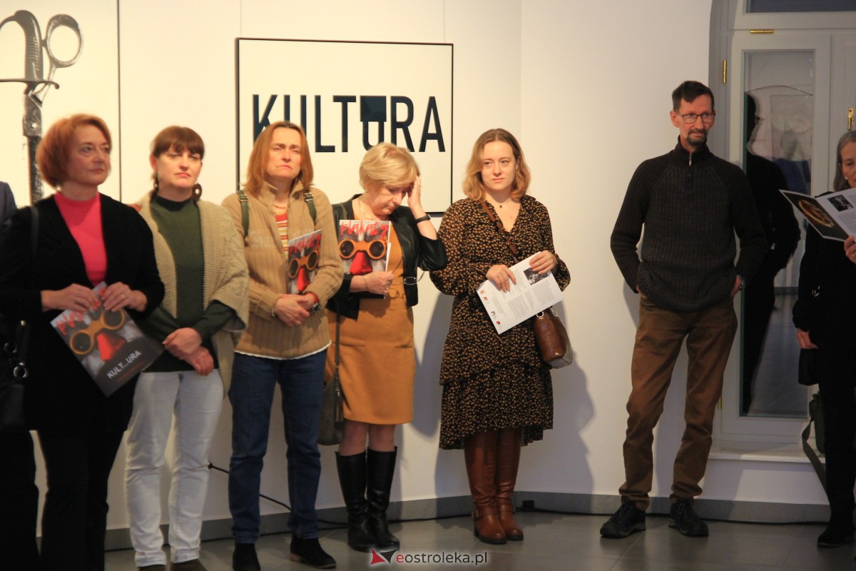 Wernisaż wystawy Kult...ura Marka Osmana w Galerii Ostrołęka [16.11.2023] - zdjęcie #29 - eOstroleka.pl