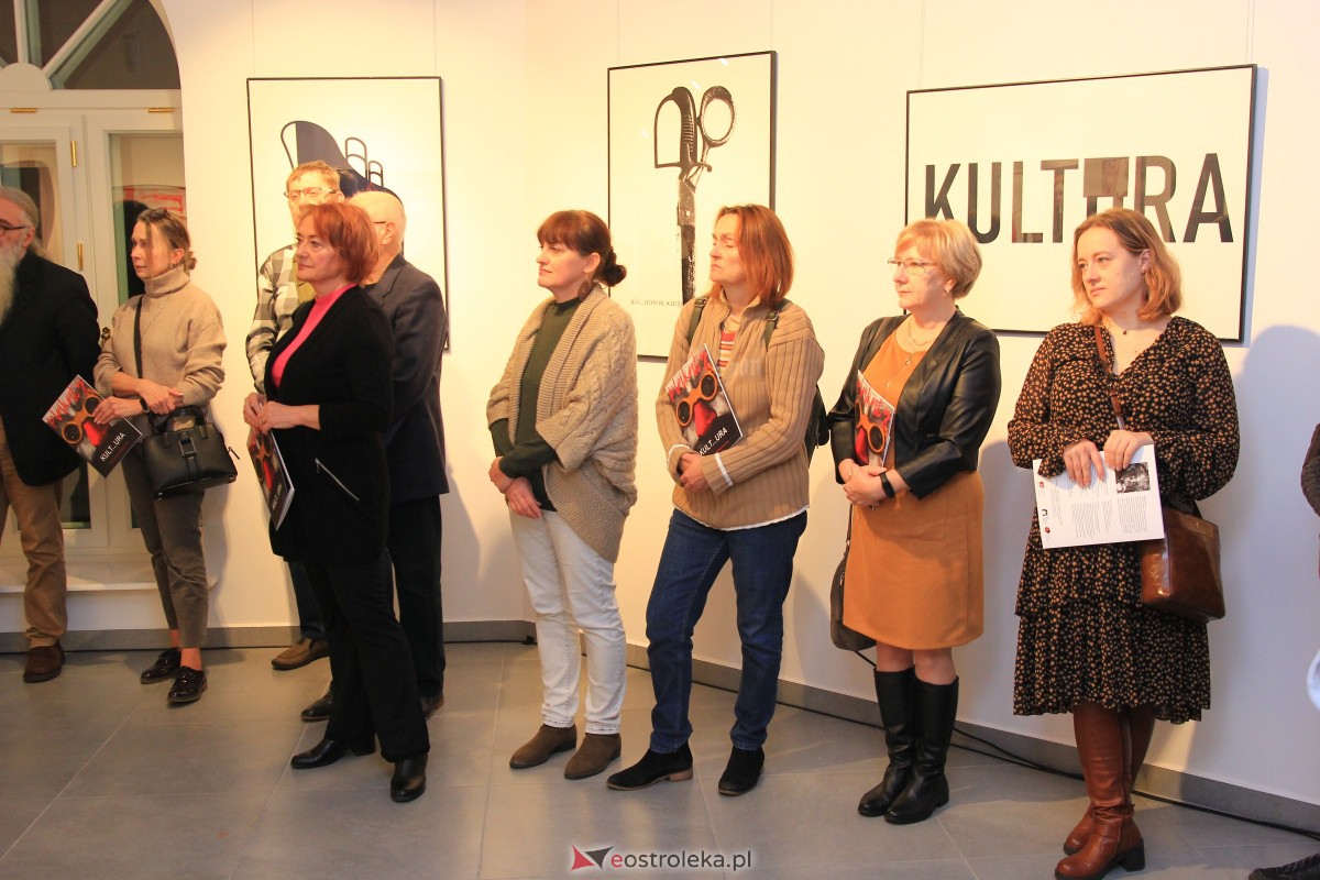 Wernisaż wystawy Kult...ura Marka Osmana w Galerii Ostrołęka [16.11.2023] - zdjęcie #21 - eOstroleka.pl