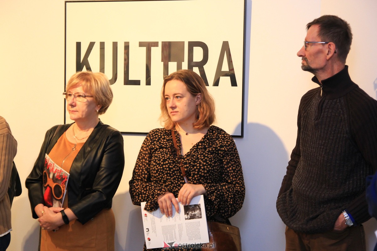 Wernisaż wystawy Kult...ura Marka Osmana w Galerii Ostrołęka [16.11.2023] - zdjęcie #20 - eOstroleka.pl