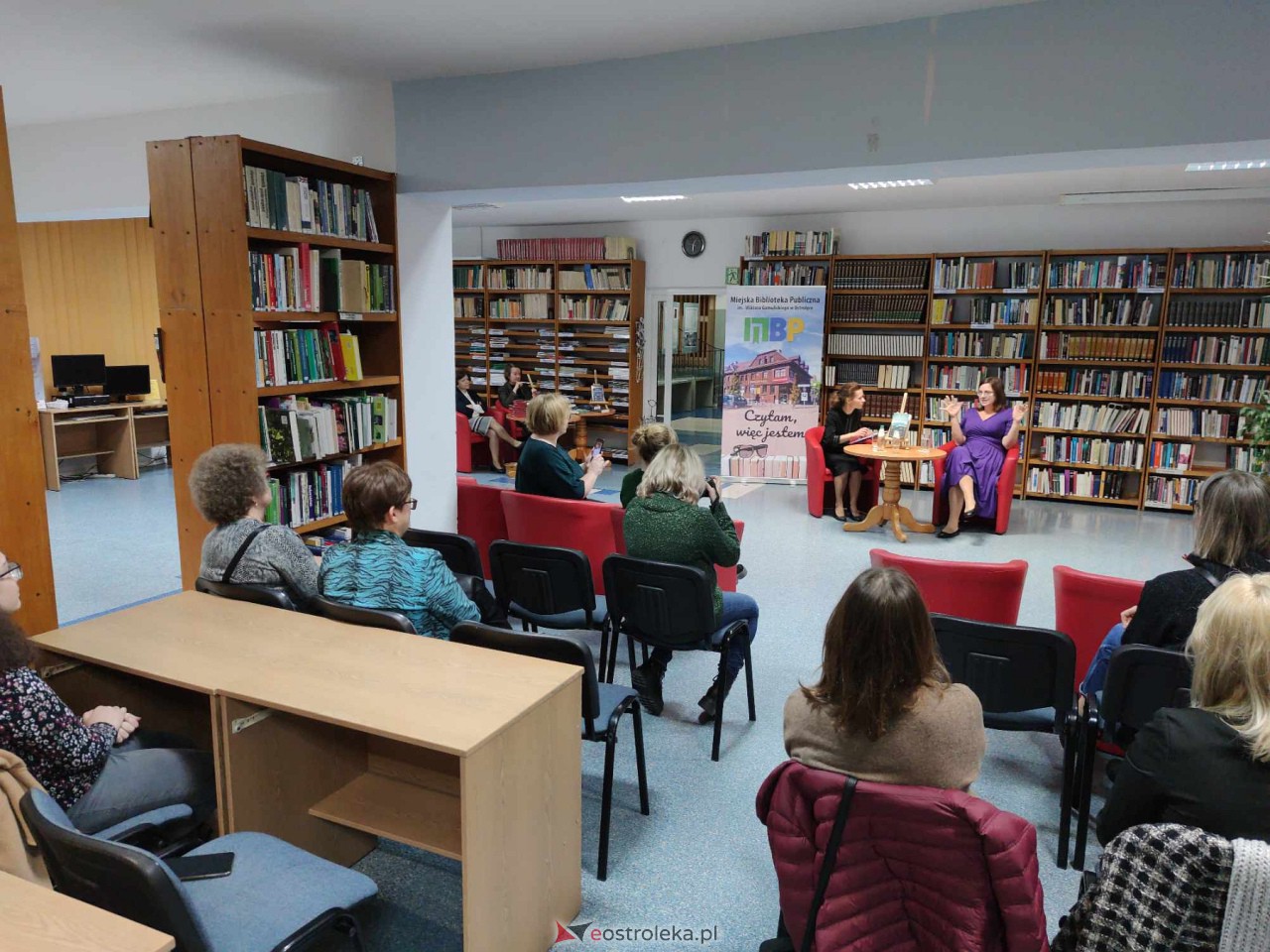 Spotkanie z Marią Paszyńską w ostrołęckiej bibliotece [16.11.2023] - zdjęcie #1 - eOstroleka.pl