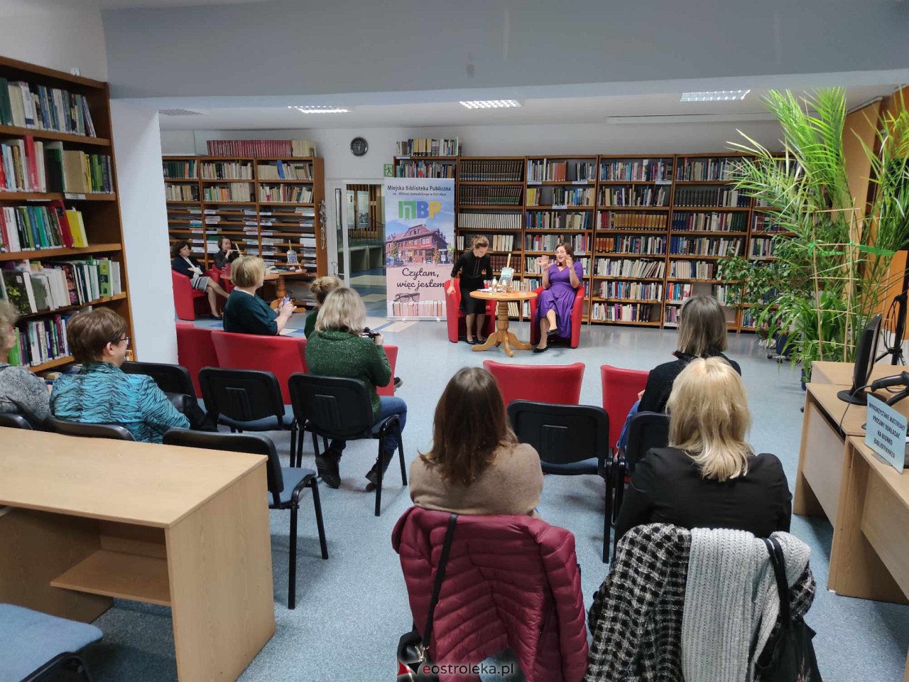Spotkanie z Marią Paszyńską w ostrołęckiej bibliotece [16.11.2023] - zdjęcie #7 - eOstroleka.pl