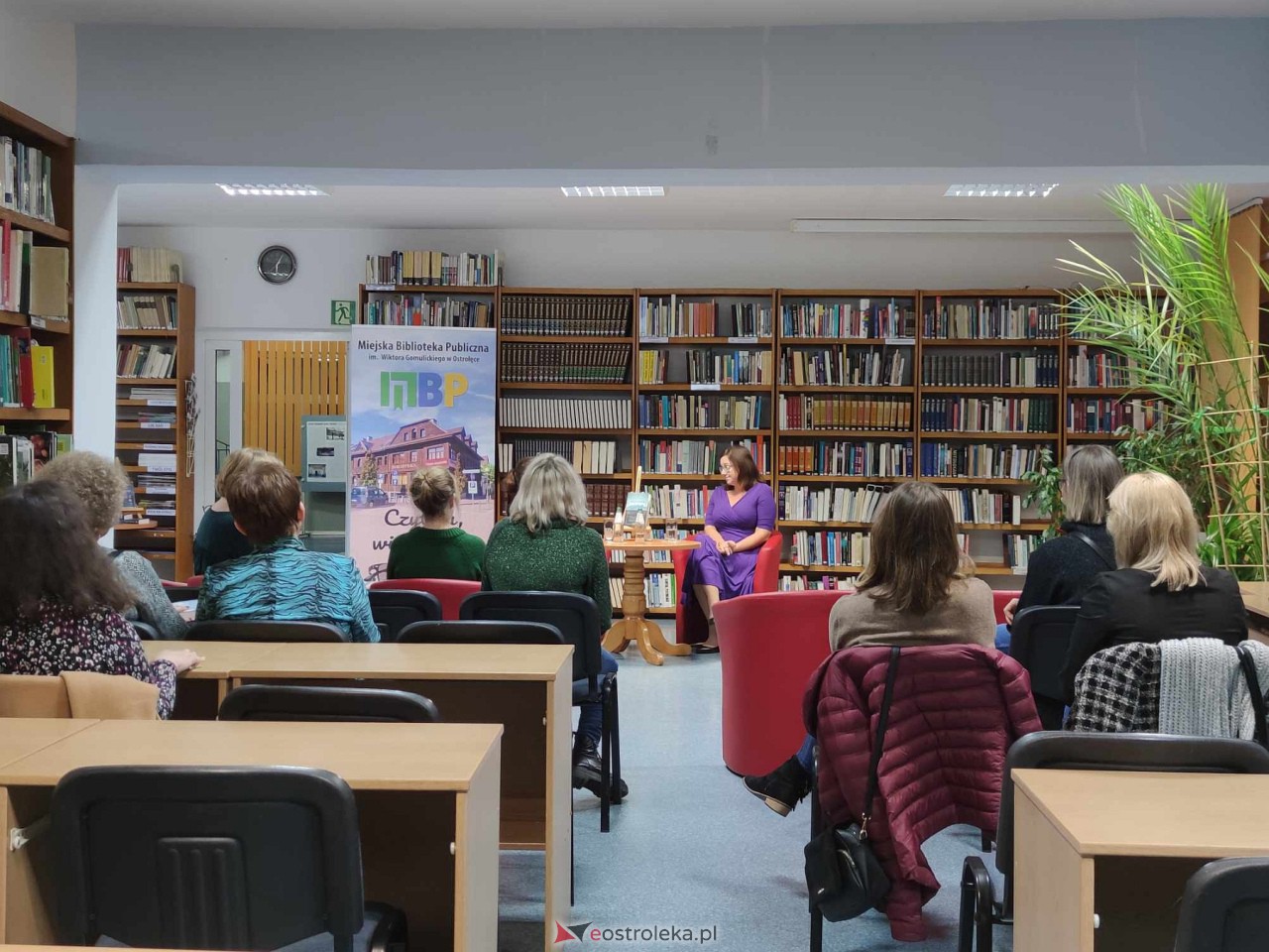 Spotkanie z Marią Paszyńską w ostrołęckiej bibliotece [16.11.2023] - zdjęcie #4 - eOstroleka.pl