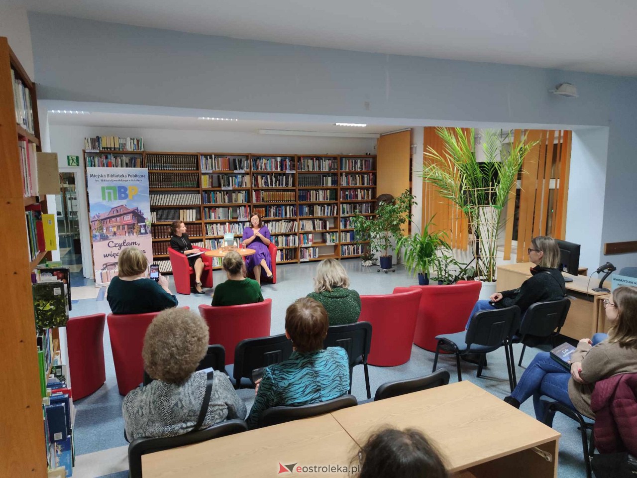 Spotkanie z Marią Paszyńską w ostrołęckiej bibliotece [16.11.2023] - zdjęcie #5 - eOstroleka.pl