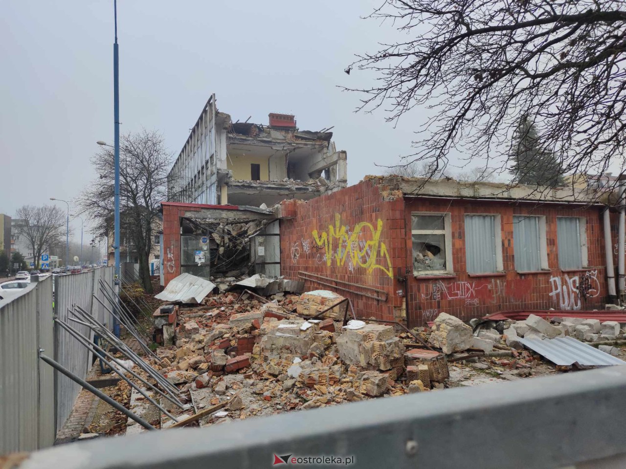 Rozbiórka starego basenu w Ostrołęce [16.11.2023] - zdjęcie #14 - eOstroleka.pl