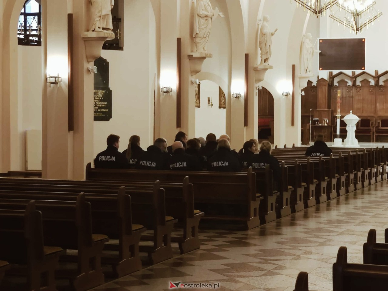 Msza św. w intencji zmarłych policjantów [17.11.2023] - zdjęcie #2 - eOstroleka.pl