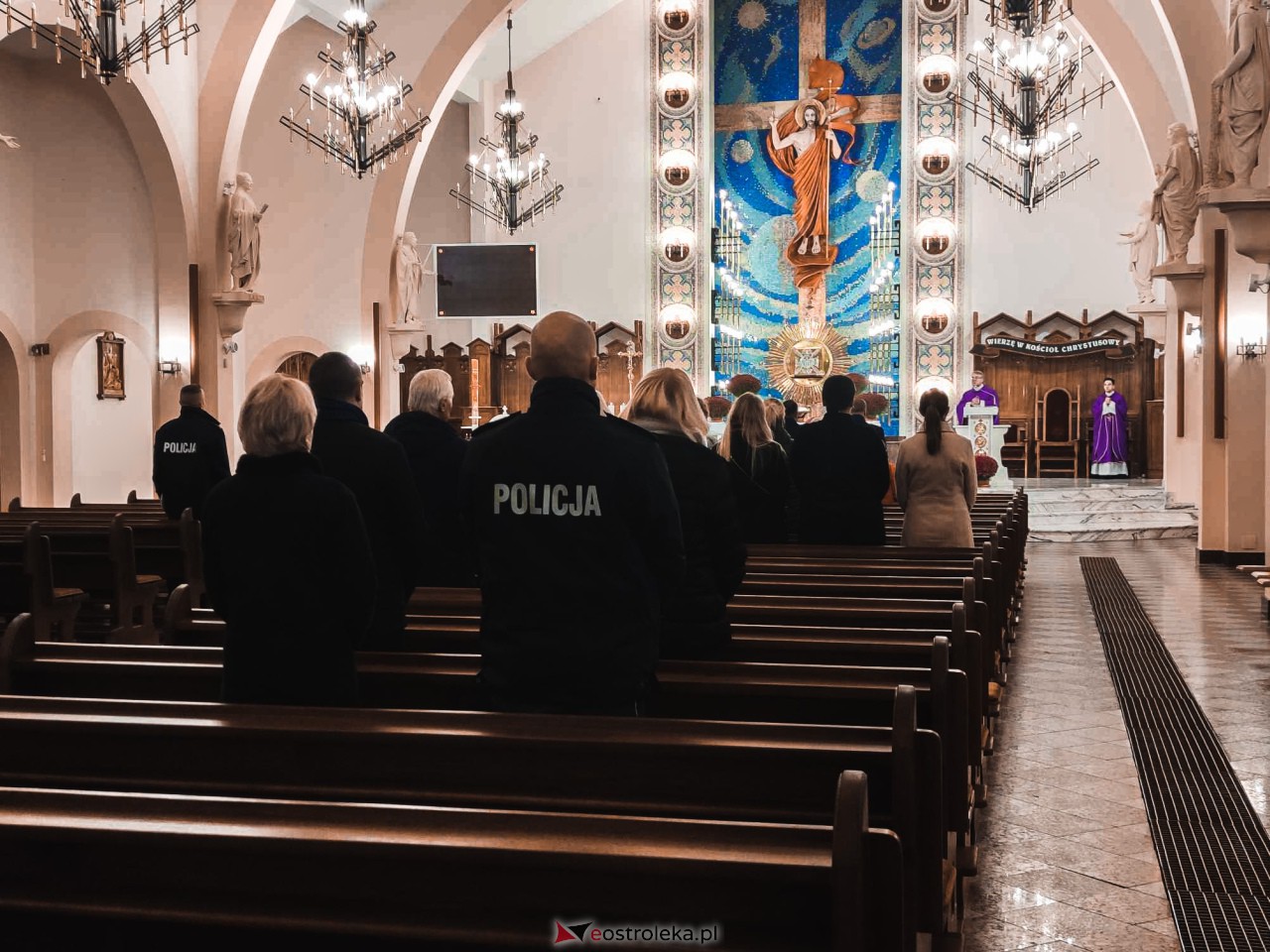 Msza św. w intencji zmarłych policjantów [17.11.2023] - zdjęcie #6 - eOstroleka.pl