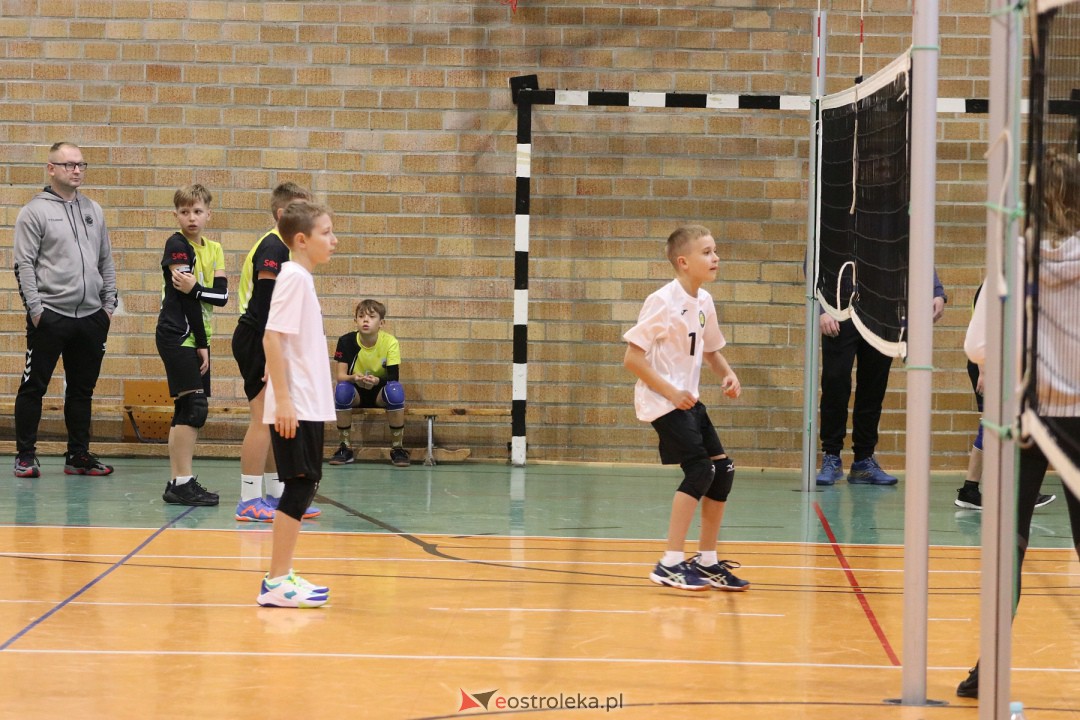 Turniej minisiatkówki w SP 5 [18.11.2023] - zdjęcie #21 - eOstroleka.pl