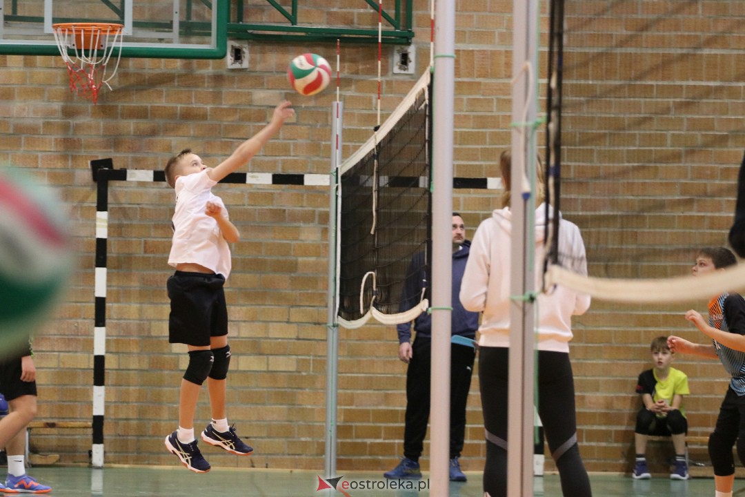 Turniej minisiatkówki w SP 5 [18.11.2023] - zdjęcie #51 - eOstroleka.pl
