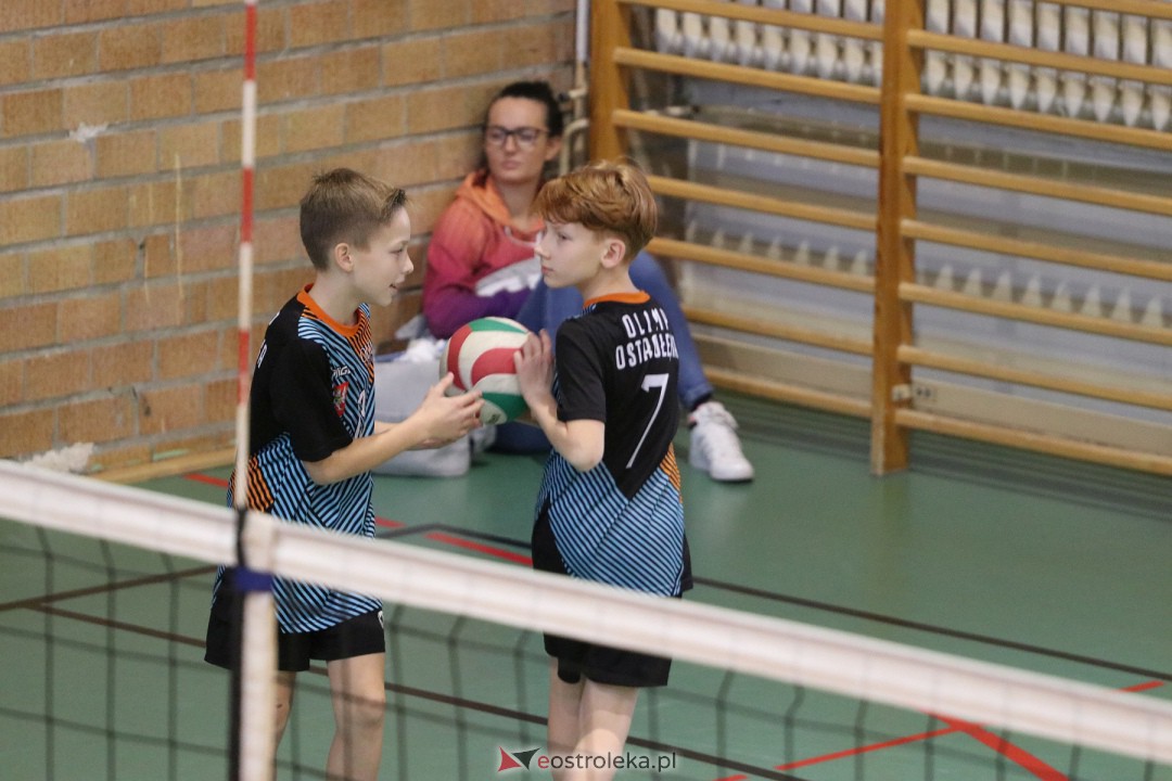 Turniej minisiatkówki w SP 5 [18.11.2023] - zdjęcie #8 - eOstroleka.pl