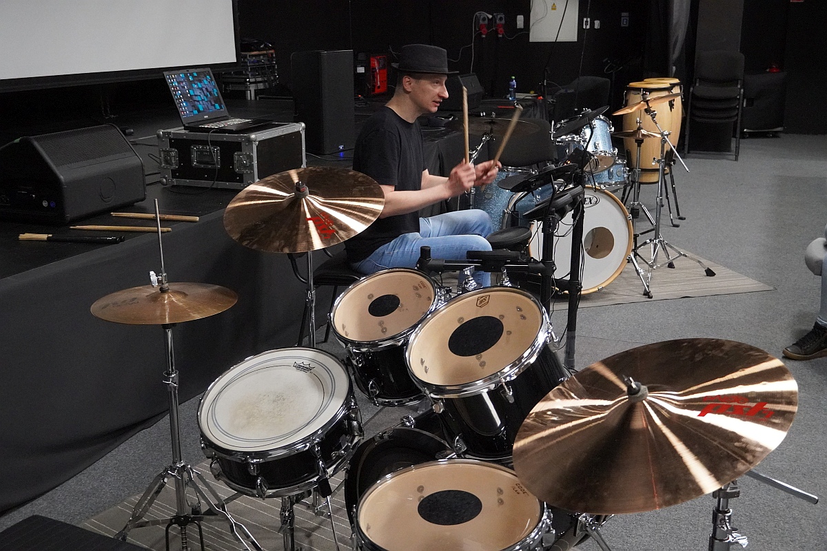 Muzyka łączy pokolenia. Perkusja i klawisze dla najmłodszych [20.11.2023] - zdjęcie #22 - eOstroleka.pl