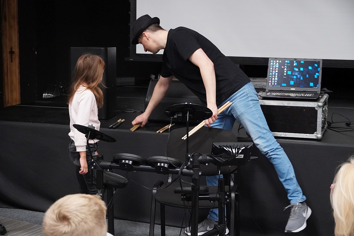 Muzyka łączy pokolenia. Perkusja i klawisze dla najmłodszych [20.11.2023] - zdjęcie #6 - eOstroleka.pl