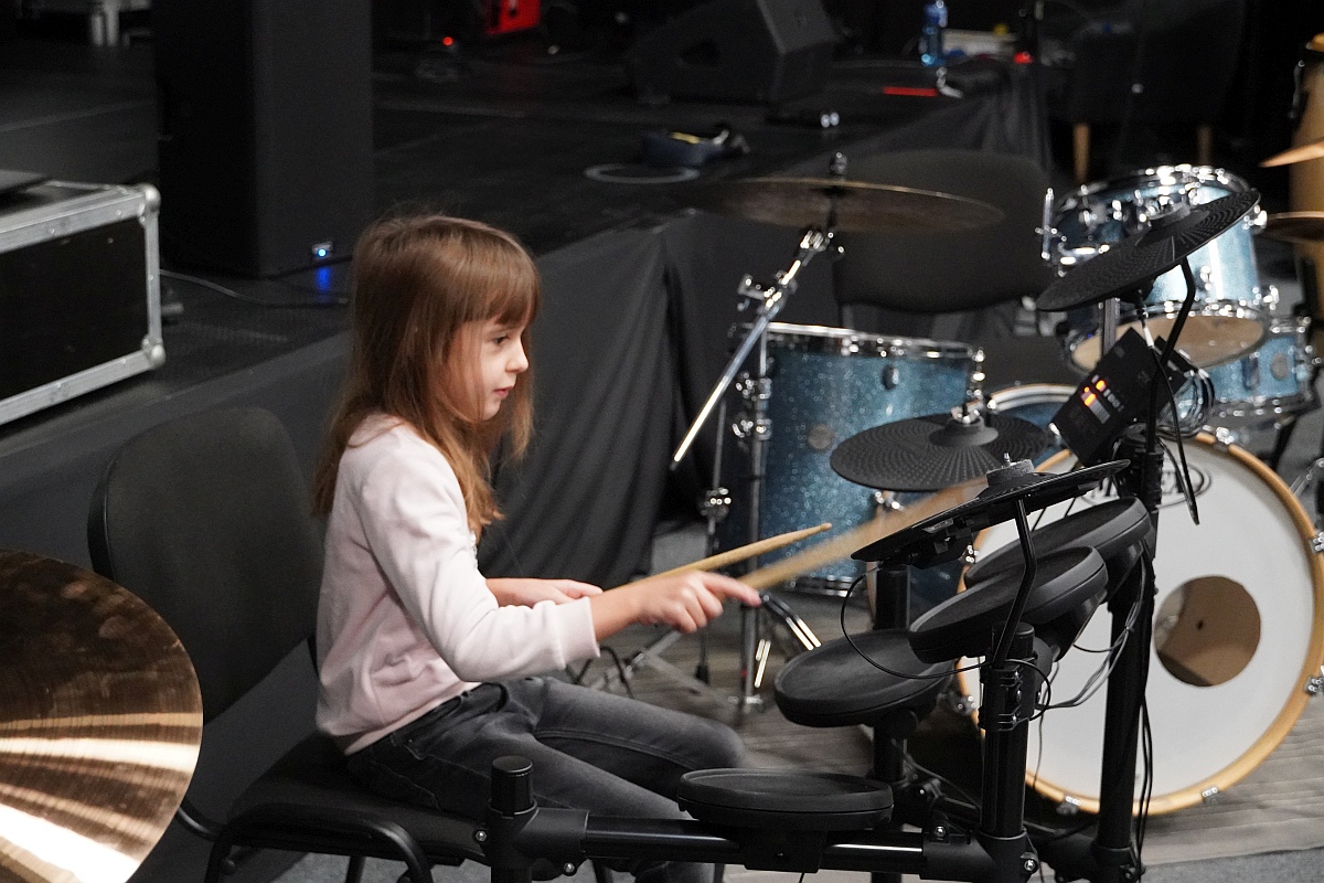 Muzyka łączy pokolenia. Perkusja i klawisze dla najmłodszych [20.11.2023] - zdjęcie #16 - eOstroleka.pl