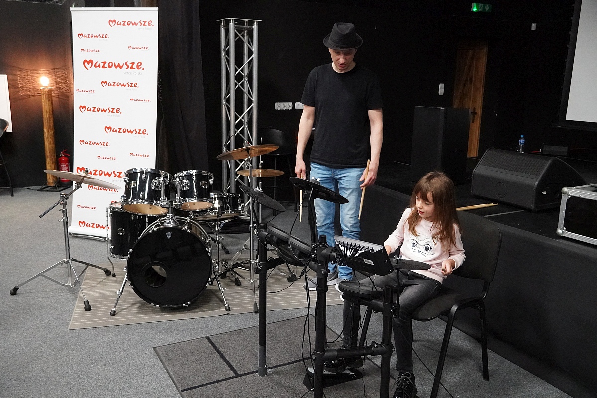 Muzyka łączy pokolenia. Perkusja i klawisze dla najmłodszych [20.11.2023] - zdjęcie #15 - eOstroleka.pl