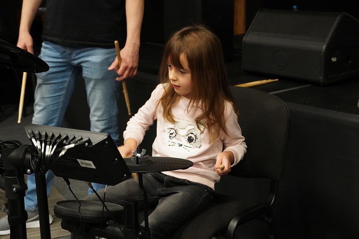 Muzyka łączy pokolenia. Perkusja i klawisze dla najmłodszych [20.11.2023] - zdjęcie #14 - eOstroleka.pl