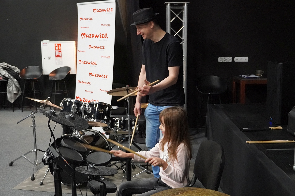Muzyka łączy pokolenia. Perkusja i klawisze dla najmłodszych [20.11.2023] - zdjęcie #11 - eOstroleka.pl