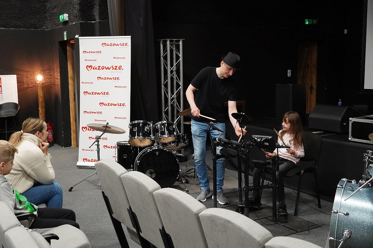 Muzyka łączy pokolenia. Perkusja i klawisze dla najmłodszych [20.11.2023] - zdjęcie #12 - eOstroleka.pl