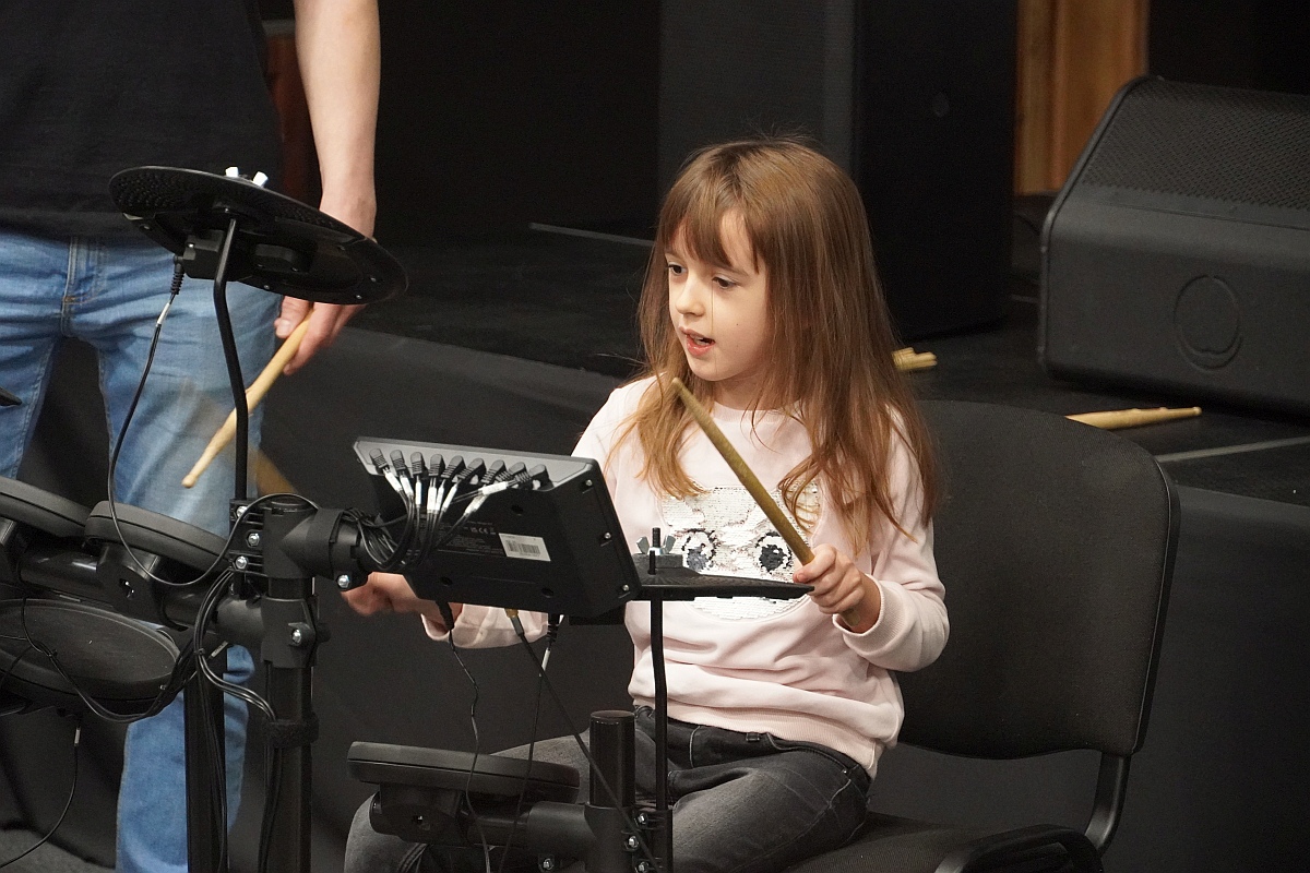 Muzyka łączy pokolenia. Perkusja i klawisze dla najmłodszych [20.11.2023] - zdjęcie #11 - eOstroleka.pl