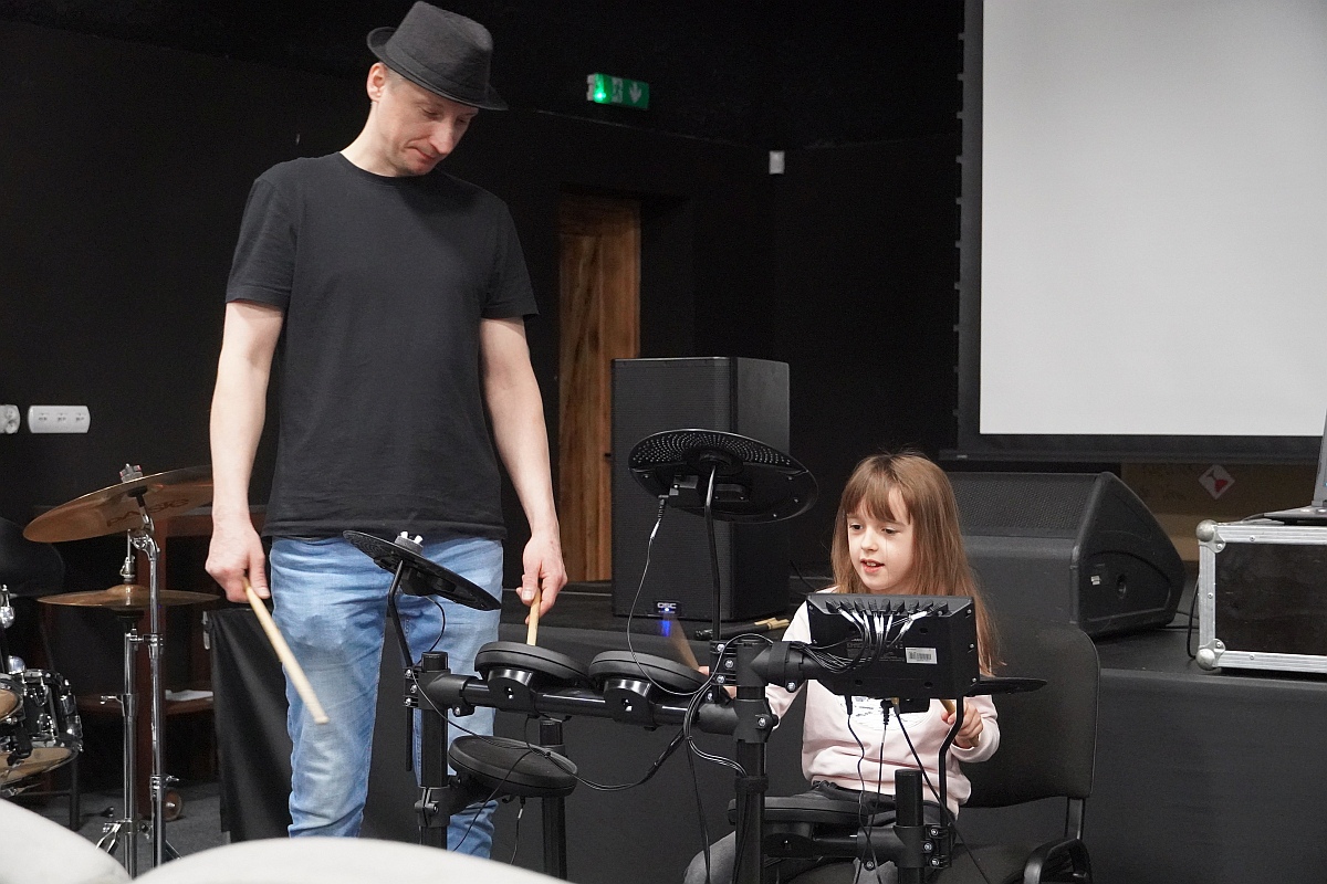 Muzyka łączy pokolenia. Perkusja i klawisze dla najmłodszych [20.11.2023] - zdjęcie #10 - eOstroleka.pl