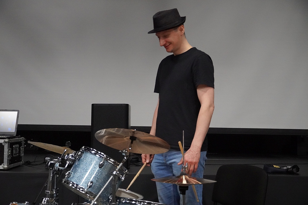 Muzyka łączy pokolenia. Perkusja i klawisze dla najmłodszych [20.11.2023] - zdjęcie #9 - eOstroleka.pl